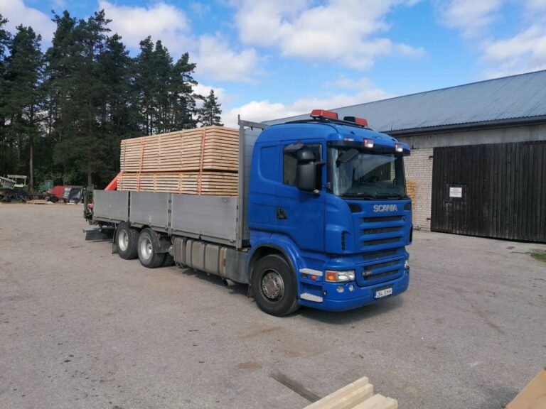 Höövelmaterjali koorem veoautol enne transporti objektile
